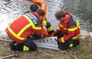 Die Freiwillige Feuerwehr Zug errichtet eine Ölsperre. (Bilder FFZ)