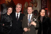 Ein historisches Bild: Weyzunftmeister Bruno M. Spörri mit seiner Partnerin Susan Maksymov (links) und Fritschivater Gregor Schwegler mit seiner Ehefrau Manuela vereint kurz nach der Wahl im Old Swiss House in Luzern. (Bild André Häfliger/Neue LZ)