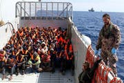 Die italienische Küstenwache rettet Flüchtlinge aus Nordafrika. (Bild: Matteo Guidelli/EPA (Lampedusa, 11. April 2014))