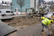 Die Belagsschäden; im Hintergrund das Gebäude des Polizeikommando-Postens des Kantons Luzern. (Bild Boris Bürgisser/Neue LZ)