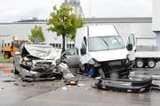 Die beiden Fahrzeuge krachten heftig ineinander. (Bild: Luzerner Polizei)