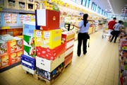 Eine Mitarbeiterin von Aldi füllt Regale ein, hier in der Filiale Honau. (Bild: Archiv Pius Amrein / Neue LZ)