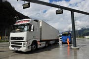 Zwei Laster beim Schwerverkehrszentrum in Uri. (Bild Corinne Glanzmann/Neue UZ)