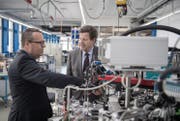 CEO Ralph Müller, links, und Präsident Hans-Rudolf Schurter in den Produktionsräumlichkeiten der Schurter AG in Luzern. (Bild: Pius Amrein (Luzern, 7. April 2017))