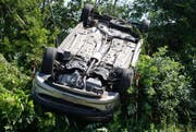 Das Auto ist nach dem Schleudergang auf dem Kopf gelandet. (Bild: Luzerner Polizei)