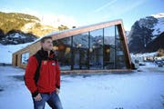 Thomas Küng, Geschäftsführer der Brunni-Bahnen, vor dem neuen Restaurant. (Bild: Corinne Glanzmann / Neue OZ)