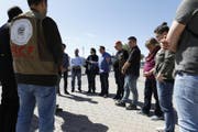Irak: Helfer der katholischen Pfarrei Teufen und der Barzani Charity Foundation halten inne in Gedenken an die Toten des Giftgasangriffs der irakischen Armee auf die Kurdenstadt Halabdscha am 16. März 1988. In Kurdistan erinnert man sich jedes Jahr mit einer Schweigeminute an die Getöteten. (Bild: Stefan Kaiser)