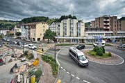 Die Kantonsstrasse in Wolhusen ist seit Mai wegen Bauarbeiten nur einspurig befahrbar. Dies führt immer wieder zu Stau wie hier beim Rösslikreisel. Ab morgen ist die Strasse wieder beidseitig offen. (Archivbild Pius Amrein)