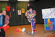 Auf Anweisung des Frohsinnvaters Eugen I. (oben rechts) wird geturnt. Mit von der Partie war auch Clownin Therry (oben links) auf einem Kickboard. (Bild: Rosmarie Berlinger)