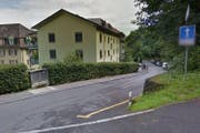 Auf der Sagenmattstrasse in Luzern gilt ab Oktober Fahrverbot für Autos und Motorräder. (Bild: Google Maps)