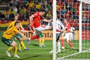 Es war die wichtige Reaktion auf den 0:1-Schock für die Schweiz: Josip Drmic drückt auf eine Kopfball-Vorlage von Fabian Schär (hinten) den Ball zum zwischenzeitlichen Ausgleich über die Torlinie von Litauen. (Bild: Keystone/Georgios Kefalas)