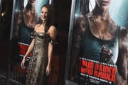 Alicia Vikander als Lara Croft schwingt sich durch die Luft. (Bild: Jordan Strauss / AP (Los Angeles, 13. März 2018))