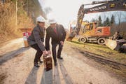 Die Obwaldner Regierungsraete Maya Buechi-Kaiser, links, und Josef Hess, rechts, anlaesslich des Spatenstich zur realisierung eines Hochwasserentlastungsstollen vom Sarnersee bis zur bestehenden Stauanlage Wichelsee in Alpnach vom Montag 19. Februar 2018. (KEYSTONE/Urs Flueeler) (Bild: Urs Flüeler/Keystone (Alpnach, 10. Februar 2018))