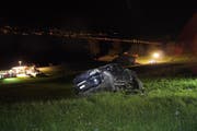 Das Auto landete auf einer Wiese. Unterhalb der Wiese zu sehen sind die Rettungskräfte. (Bild: pd)