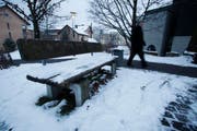 Das «Bänkli» beim Zentrum Chilematt gehört zu den Problemorten in Steinhausen. (Bild Stefan Kaiser/Neue ZZ)