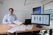 Thomas Stadelmann hat ein Programm entwickelt, mit dem Schuhspuren den richtigen Modellen zugeordnet werden können. (Bild Boris Bürgisser)