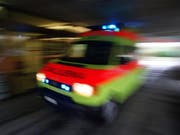 Die Schwerverletzten wurden per Ambulanz und Helikopter vom Unfallort im deutschen Schopfheim in umliegende Spitäler gebracht. (Bild: KEYSTONE/MARTIN RUETSCHI)