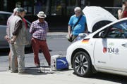 Zuschauer betrachten ein Auto, das gerade geladen wird. (Bild: Stefan Kaiser (Baar, 17. Juni 2017))
