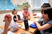 Kinder aus dem Asylzentrum Hirschpark besuchen eine Lektion im Schulhaus Hübeli in Emmenbrücke anlässlich der Asylwoche vom Juni 2014. Der Kanton setzt nun vermehrt auf Unterricht in den Asylzentren. (Bild: Keystone/Urs Flüeler)
