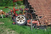 Der Traktor zum Heuwenden prallte in diese Scheune. (Bild: Luzerner Polizei)