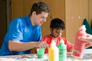 Ein Zivi betreut Kinder mit Behinderungen in einer heilpädagogischen Schule. Künftig sollen Zivildiensteinsätze auch an regulären Schulen möglich sein. (Bild: pd)