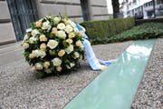 Blumenschmuck vor dem Regierungsratsgebäude in Zug erinnert an das Attentat. (Archivbild Maria Schmid)