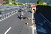 Der Signalanhänger erlitt Totalschaden. (Bild: PD/Kantonspolizei Nidwalden)