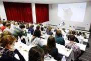 Vorlesung im Albert Köchlin Auditorium: Auch im Herbstsemester 2017 können Flüchtlinge an Lehrveranstaltungen teilnehmen, die für Hörerinnen und Hörer offen sind. (Bild: PD/ Universität Luzern)