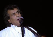 TUN01 - 20020726 - TUNIS, TUNISIA : Italian singer and composer Toto Cutugno performs late 26 July 2002 at the Roman theater in Cartagena outside Tunis during the 38th international festival. EPA PHOTO AFPI/FETHI BELAID/FB-amd (Bild: Fethi Belaid / EPA / AFPI (26. Juli 2002))
