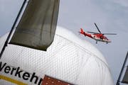 Ein Rettungshelikopter schwebt am 23. Juli 2004 über dem Fesselballon im Verkehrshaus Luzern. (Bild: Archiv Neue LZ)