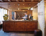 Mitarbeiter an einer Hotelréception warten auf Gäste. (Bild: Gaetan Bally/Keystone (Gstaad, 9. Februar 2009))