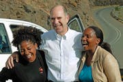 Hat bei seinen Besuchen in Afrika viele neue Bekanntschaften geschlossen: Svend Capol 2013 auf dem Weg in die lesothische Bergregion Thaba-Tseka. (Bild: PD)