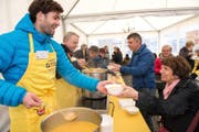 Ruderer Mario Gyr beim Suppenschöpfen auf dem Kapellplatz. (Bild: Eveline Beerkircher (Luzern, 24. November 2016))