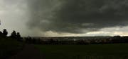 Düstere Regenwolken über der Stadt Zug, aufgenommen am 28. Mai. (Bild: Leserbild Daniel Hegglin)