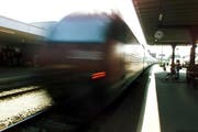Im Bahnhof Rotkreuz sollen die Perrons für den Einsatz von langen Doppelstock-Kompositionen verlänget werden. (Archivbild Alexandra Wey/Neue ZZ)
