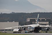Die Antonov wird auf dem Militärflugplatz Emmen beladen. (Bild: Matthias Jurt (Emmen, 26. September 2017))
