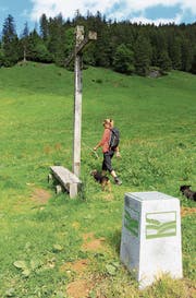 Gut sichtbar prangt seit diesem Monat neben dem Kreuz auf dem Oberalpli ein Korporationsstein, mit dem die Liegenschaft beschriftet worden ist. (Bild: Charly Keiser (7. Juni 2017))
