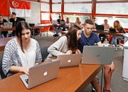 Die Klasse 4t der WMS löst eine Übung aus dem Englischunterricht am Laptop. Im Bild Jacqueline Braaten (links), Tanisha Giger und Tobias Planinz. (Bild Stefan Kaiser)