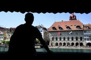 Ein Passant blickt von der Kapellbrücke auf die Luzerner Altstadt. (Bild Chris Iseli/Neue LZ)