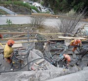 Um über Ostern freie Fahrt zu ermöglichen, wurde an der Bristenstrasse bis am Donnerstag auf Hochtouren gearbeitet. (Bild: Corinne Glanzmann (Bristen, 11. April 2017))