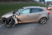 Auch das zweite Auto ist nach dem Zusammenstoss ramponiert. (Bild: Luzerner Polizei (Hellbühl, 6. Februar 2018))