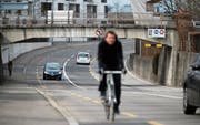Sanieren oder einebnen? Diese Frage stellt sich an der Zuger General-Guisan-Strasse. Bild: Stefan Kaiser (Zug, 16. März 2016)