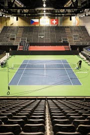 Luzern ist für den Fedcup-Halbfinal bereit: Gestern wurden in der Messe die letzten Detailarbeiten erledigt. (Bild Manuela Jans-Koch)