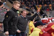 Langnau-Coach Heinz Ehlers (Mitte) führt sein Team gestenreich an den Playoff-Strich.Bild: Sandro Stutz/Freshfocus (Langnau, 18. Oktober 2016)