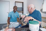 Timothy Kamukamu arbeitet während seiner Ausbildung im Alters- und Pflegeheim Seeblick in Sursee. (Bild: Pius Amrein (29. Juni 2017))