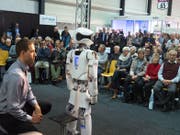 An der Messe «Zukunft Alter» hören Besucher einen Vortrag über Roboter an. (Bild: PD)