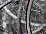 Beim Unfall wurde ein Velofahrer verletzt (Symbolbild). (Bild: Keystone)