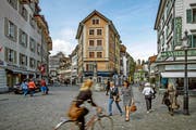 Velofahrer und Fussgänger auf dem viel frequentierten Philipp-Anton-von-Segesser-Platz (hinten das «Krienbrüggli»). (Bild Pius Amrein)