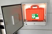 Einer von 32 neuen Defibrillatoren im Kanton Zug. Dieser ist am Verwaltungsgebäude an der Aabachstrasse angebracht. (Bild: PD)