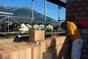 Ein Arbeiter am Mauern auf einer Baustelle in Sarnen. Bild Corinne Glanzmann/Neue OZ